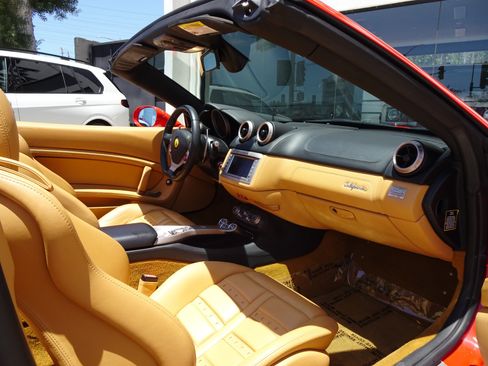 Used 2010 Ferrari California RWD image 16