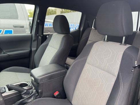 Used 2022 Toyota Tacoma TRD Sport image 12