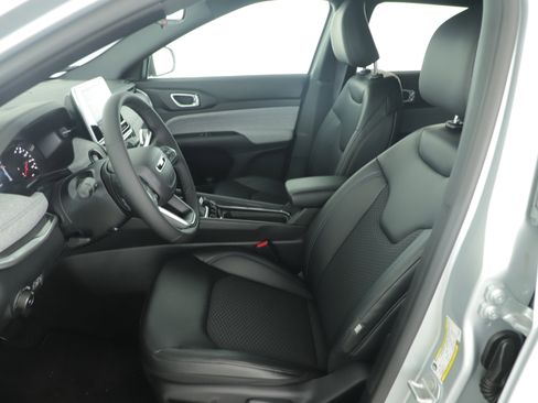 New 2026 Jeep Compass Latitude image 11