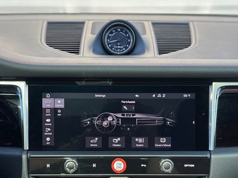 Used 2025 Porsche Macan AWD/4WD image 28