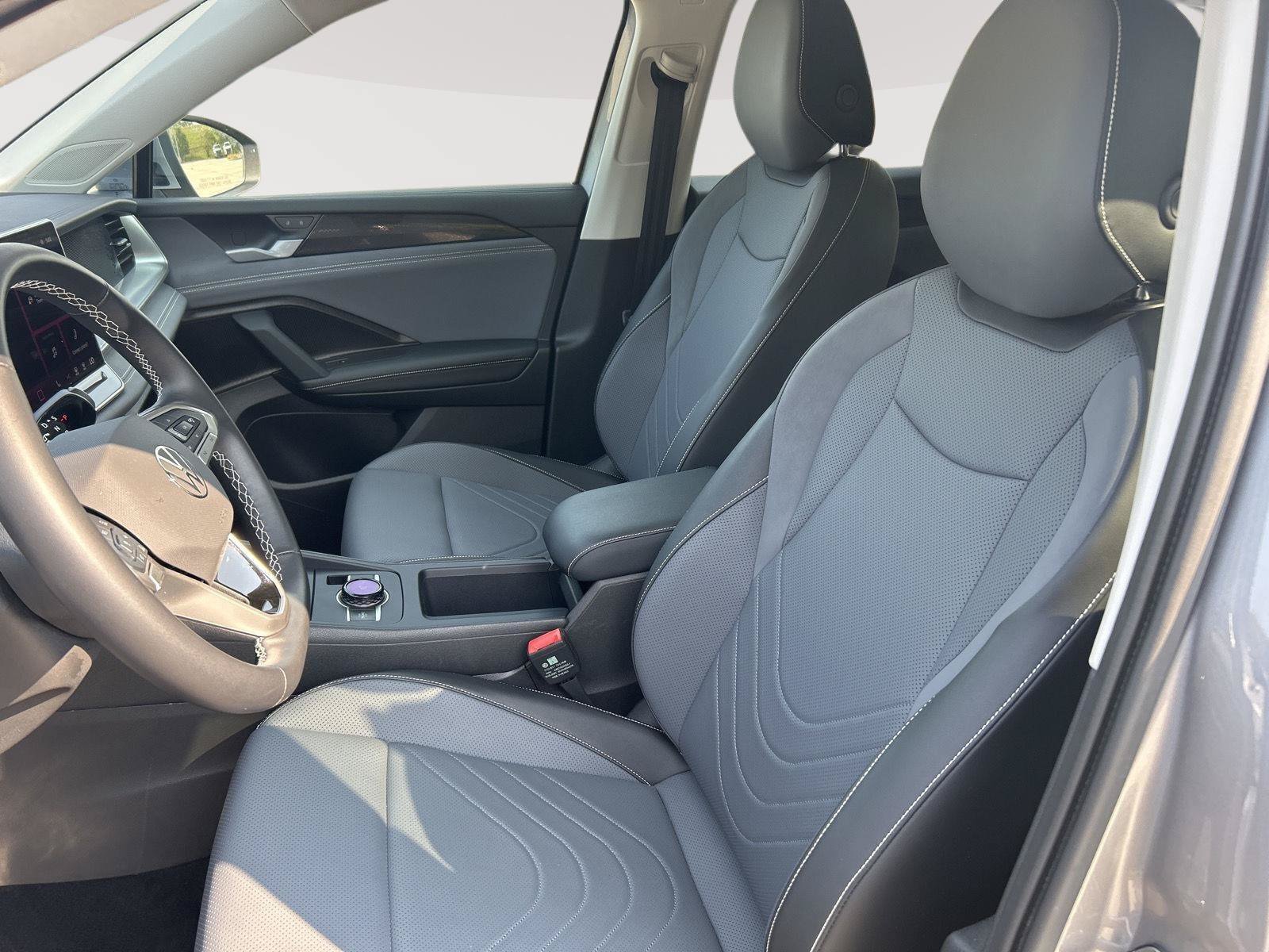 Certified 2025 Volkswagen Tiguan SE w/ Panoramic Sunroof Package AWD/4WD image 5