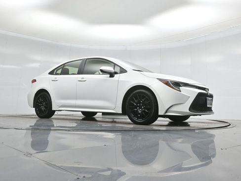 Used 2020 Toyota Corolla LE image 4