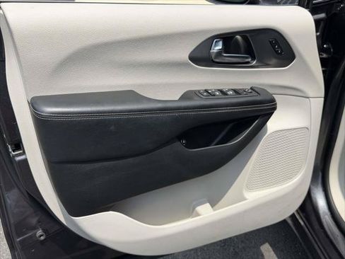 Used 2022 Chrysler Pacifica Touring-L FWD image 17