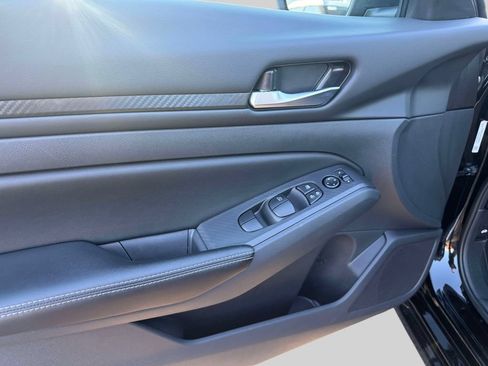 Used 2025 Nissan Altima 2.5 SV FWD image 15