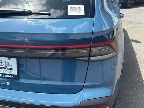 New 2025 Volkswagen Taos SE FWD image 9