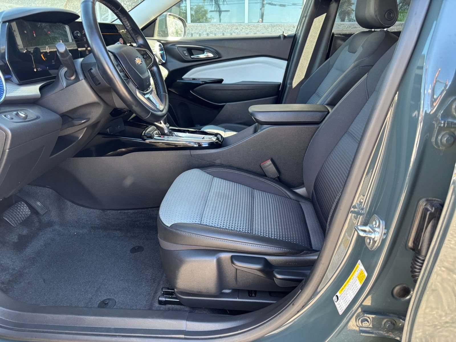 Used 2025 Chevrolet Trax LT w/ LT Convenience Package FWD image 26