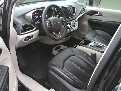 Used 2024 Chrysler Pacifica Select image 22