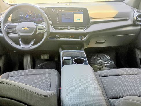 Used 2025 Chevrolet Equinox LT FWD image 3
