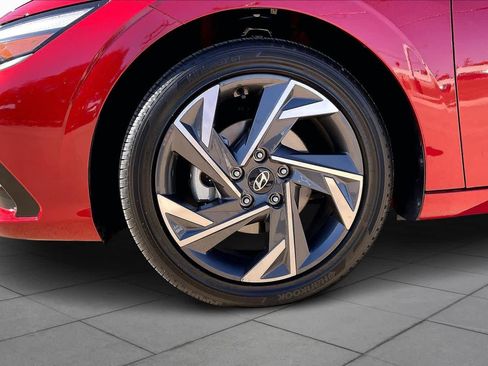 Certified 2025 Hyundai Elantra SEL image 8