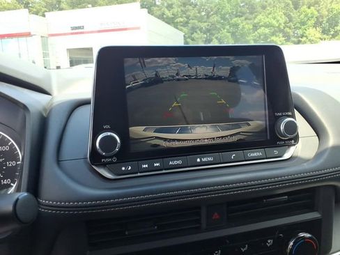 Used 2024 Nissan Rogue S FWD image 19