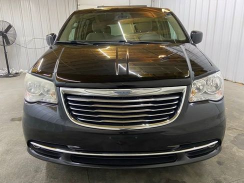 Used 2014 Chrysler Town & Country Touring image 2