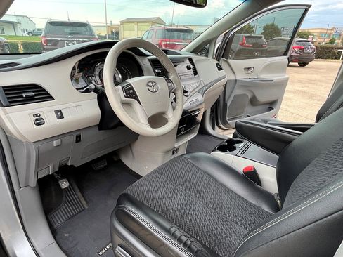 Used 2013 Toyota Sienna SE image 7