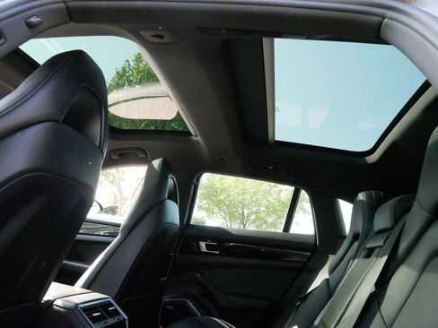 Used 2018 Porsche Panamera 4 image 33