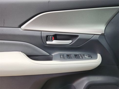 New 2026 Toyota Grand Highlander XLE image 16