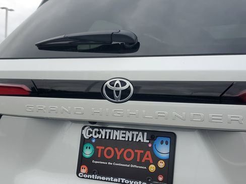 Used 2026 Toyota Grand Highlander Platinum image 7