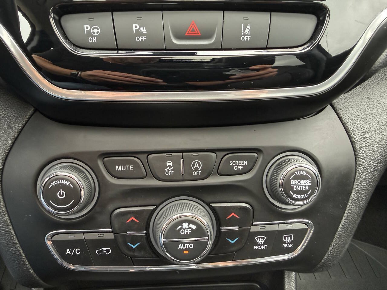 Used 2021 Jeep Cherokee Limited AWD/4WD image 21