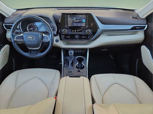 Used 2022 Toyota Highlander XLE image 18