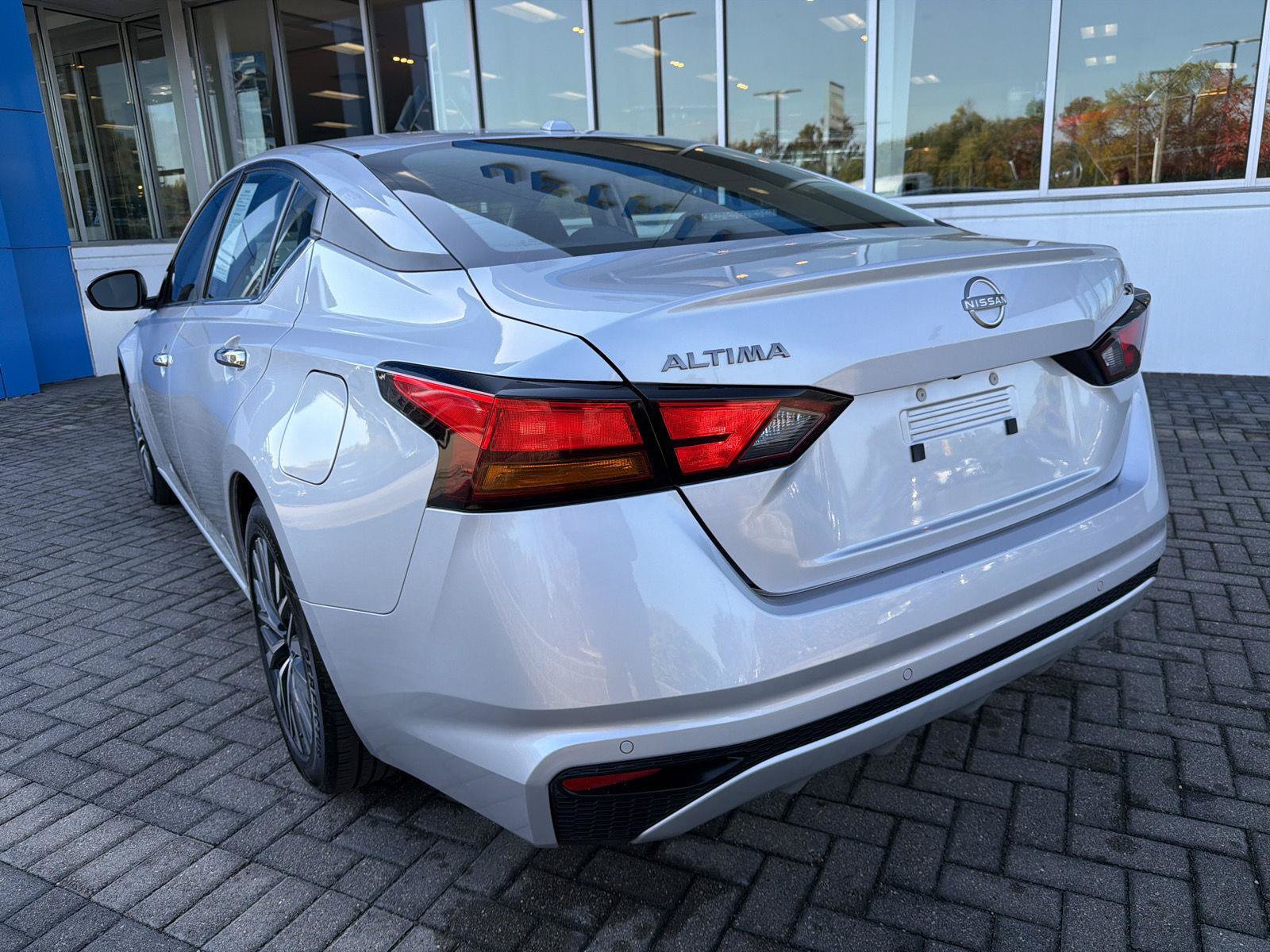 Used 2024 Nissan Altima 2.5 SV FWD image 3
