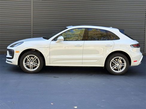 Used 2025 Porsche Macan image 2