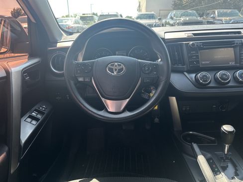 Used 2018 Toyota RAV4 LE FWD image 8
