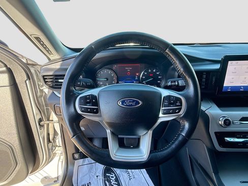 Used 2022 Ford Explorer XLT image 12