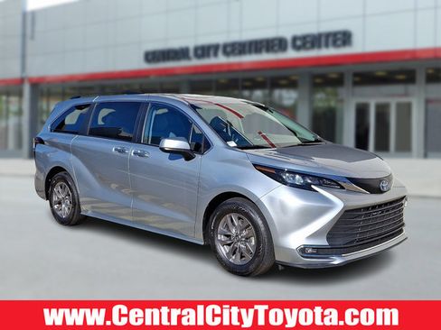 Used 2024 Toyota Sienna XLE image 1