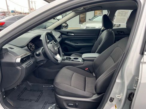 Used 2025 Nissan Altima 2.5 SV image 9