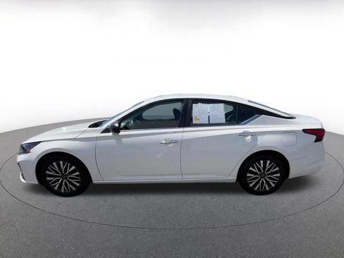 Used 2025 Nissan Altima 2.5 SV FWD image 8