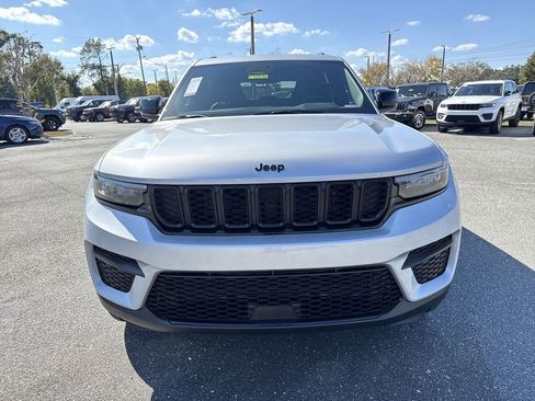 New 2025 Jeep Grand Cherokee Altitude image 8