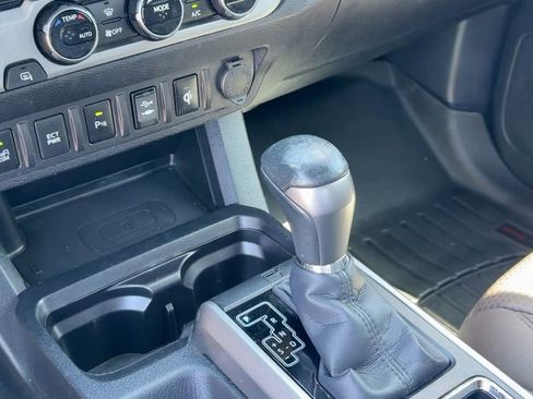 Used 2016 Toyota Tacoma Limited w/ Towing Package image 32