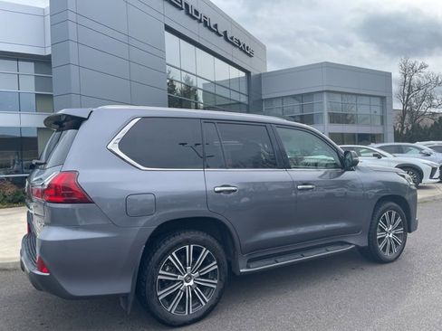 Used 2020 Lexus LX 570 4WD w/ 3rd Row & Luxury Pkg image 4