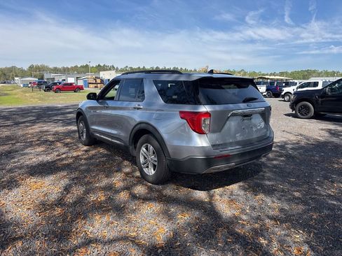 Used 2022 Ford Explorer XLT w/ Equipment Group 202A image 3