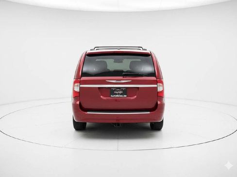 Used 2014 Chrysler Town & Country Touring image 6