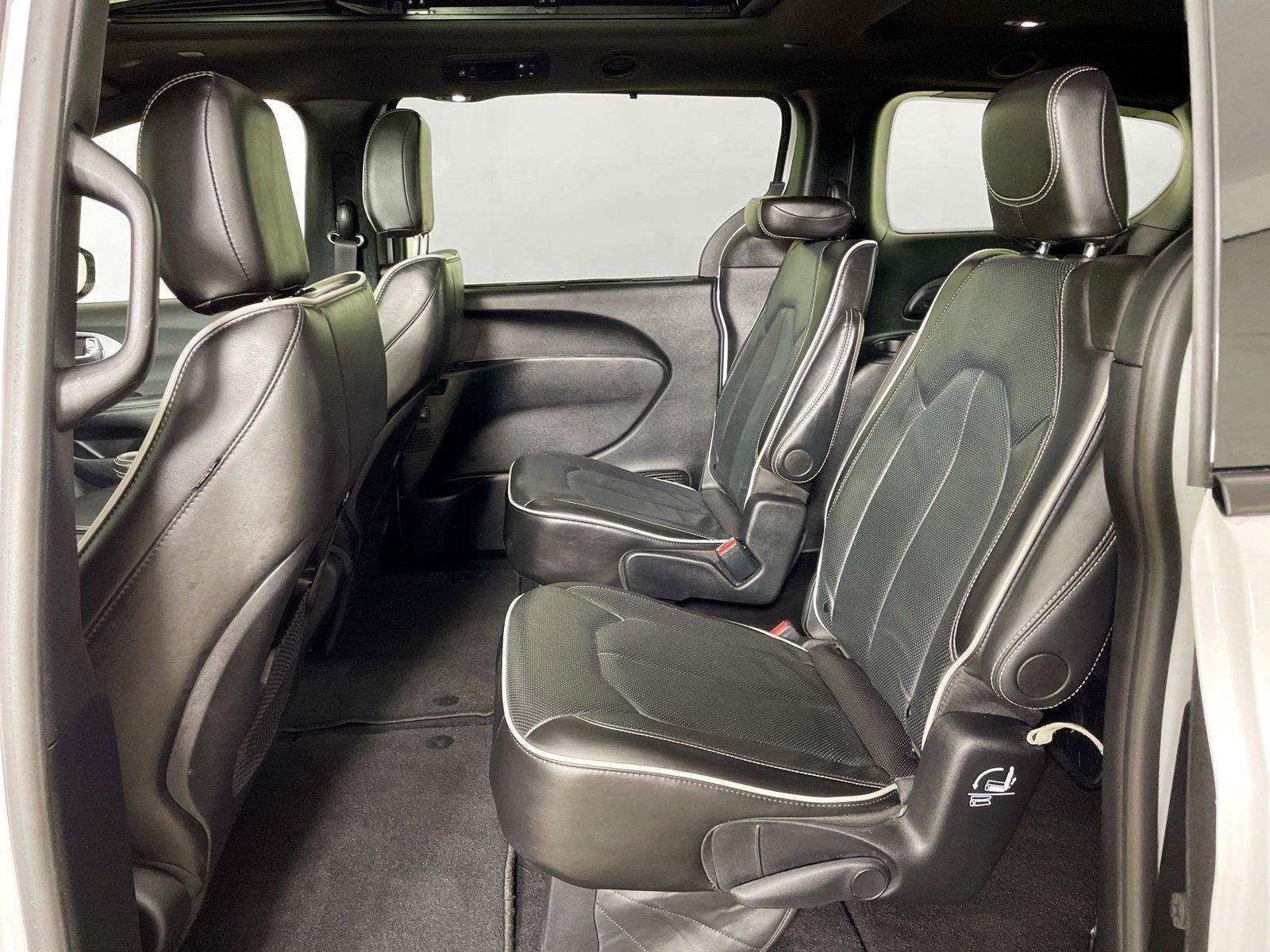 Used 2025 Chrysler Pacifica Limited FWD image 11