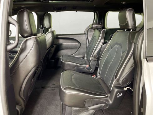 Used 2025 Chrysler Pacifica Limited FWD image 11