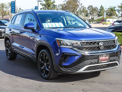 Used 2024 Volkswagen Taos SE image 3