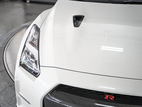 Used 2016 Nissan GT-R NISMO AWD/4WD image 15