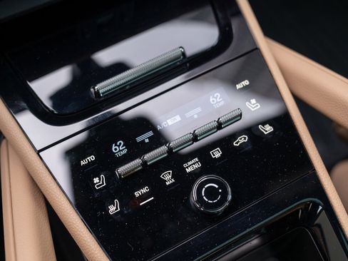 Used 2025 Porsche Cayenne image 19