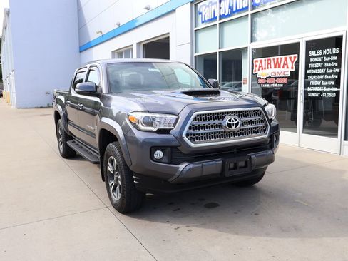 Used 2017 Toyota Tacoma TRD Sport w/ Premium & Technology Package AWD/4WD image 2