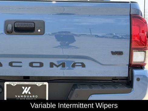 Used 2019 Toyota Tacoma TRD Off-Road w/ Technology Package AWD/4WD image 9
