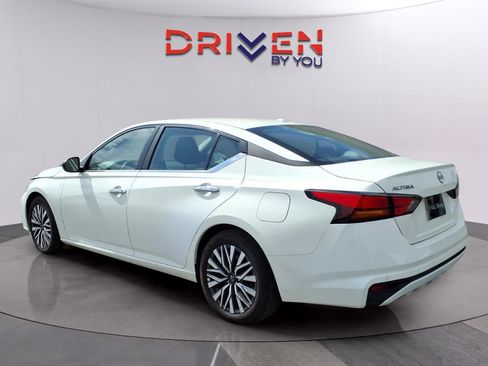 Used 2025 Nissan Altima 2.5 SV FWD image 3