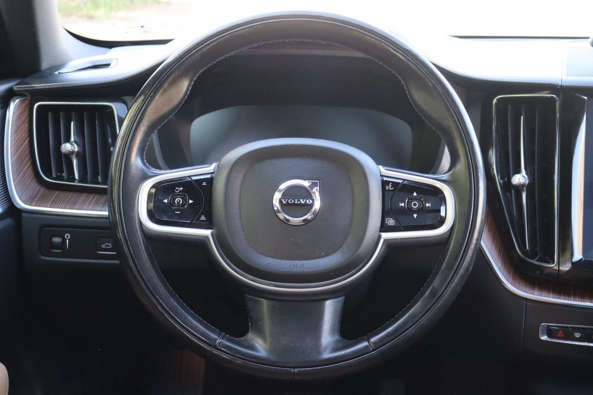 Used 2019 Volvo XC60 T5 Inscription w/ Protection Package AWD/4WD image 18