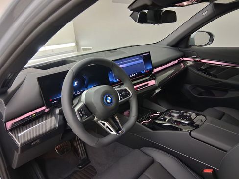 New 2026 BMW i5 eDrive40 w/ M Sport Package RWD image 2