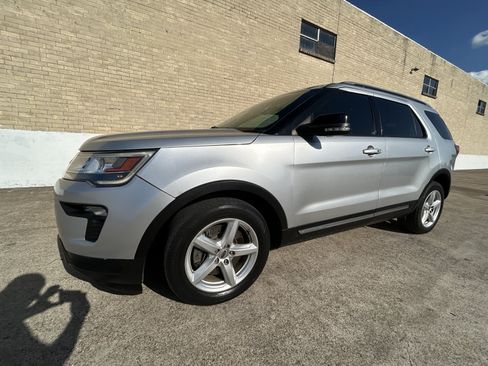 Used 2018 Ford Explorer XLT w/ Equipment Group 201A FWD image 2