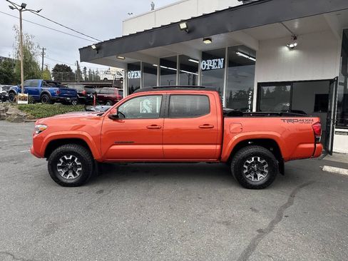 Used 2017 Toyota Tacoma TRD Sport w/ Tow Package AWD/4WD image 3