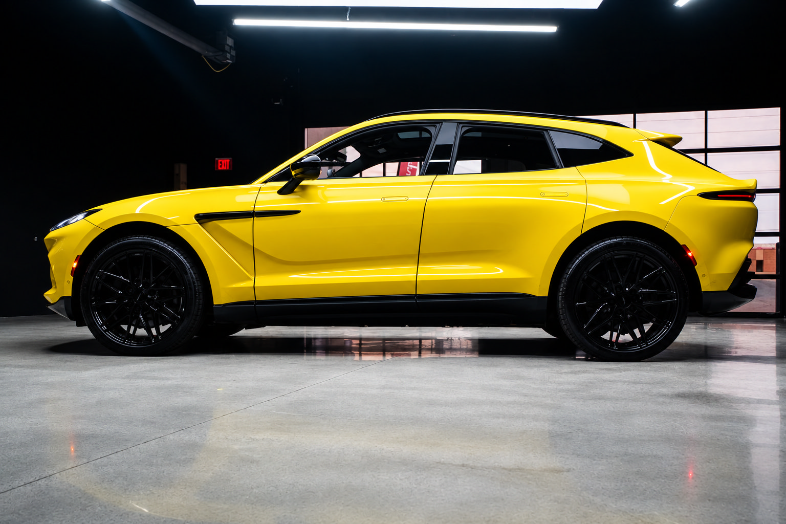 Used 2022 Aston Martin DBX AWD/4WD image 9