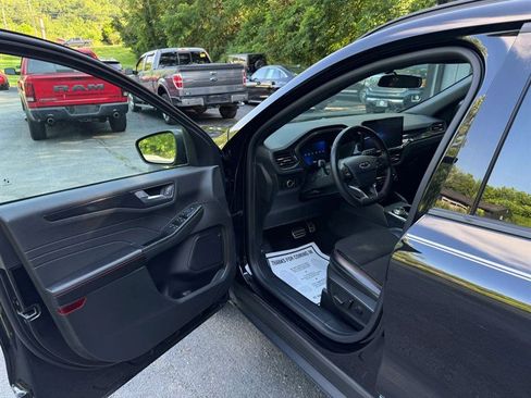 Used 2024 Ford Escape ST-Line w/ Tech Pack #1 AWD/4WD image 9