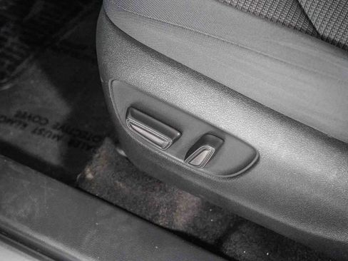 Used 2025 Toyota Highlander LE FWD image 22
