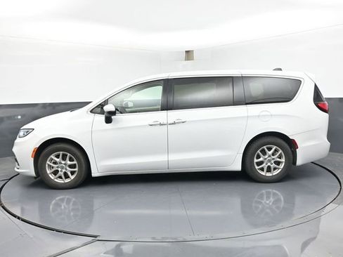 Used 2023 Chrysler Pacifica Touring-L FWD image 4