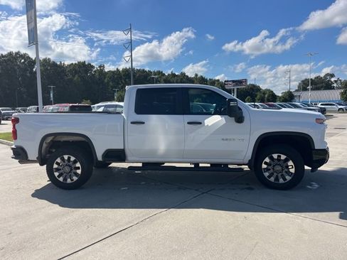 Used 2024 Chevrolet Silverado 2500 Custom image 9
